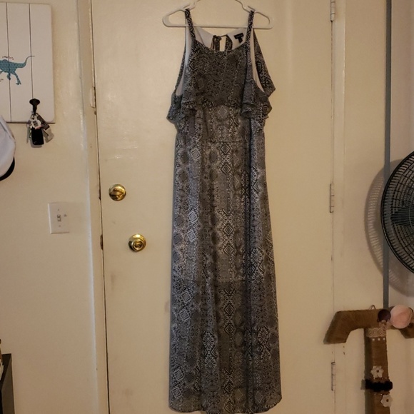 Torrid Beautiful Long Dress! Size 1! - Picture 2 of 4